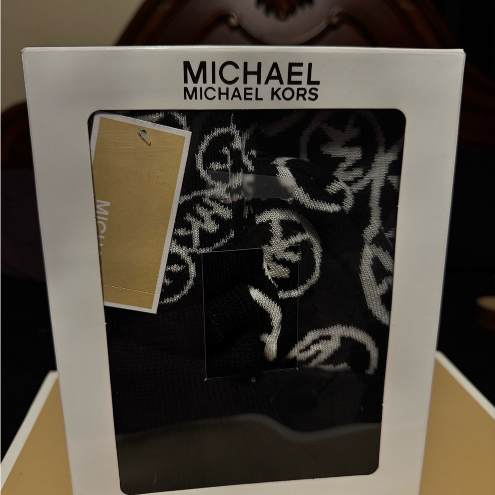 Michael Kors Elegant Black and White Accessory